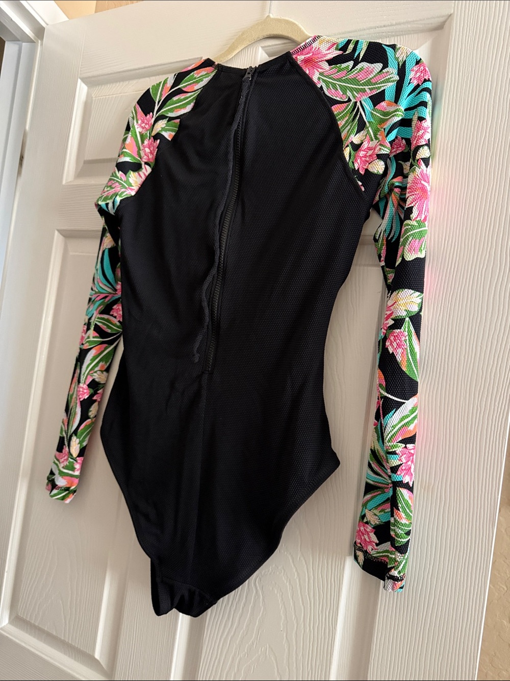 Hurley Black Floral Long Sleeve Rash Guard One Piece Swimsuit UPF 50 Size L - Picture 4 of 17